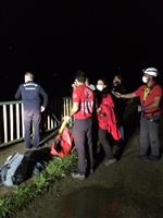 Trabzon UMKE Ekibi, Giresun'da yaşanan sel felaketinde, köprü ayağında takılı kalan araçtaki vatandaşları kurtardı