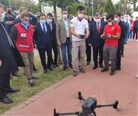Teknik ekip drone hakkında bilgi verirken